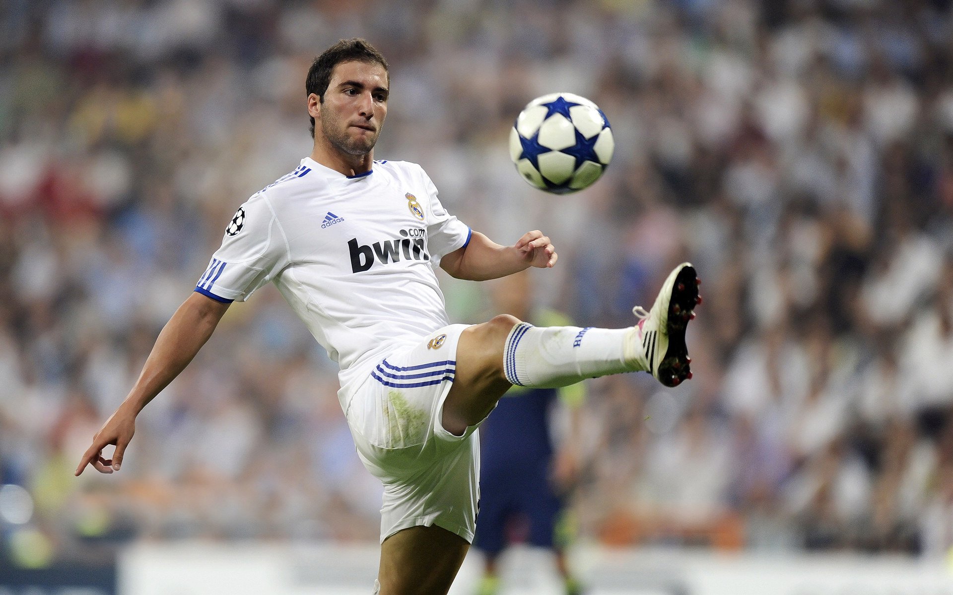 “豪车激烈飙驰：速度与激情的极致演绎”，速度激情赛车