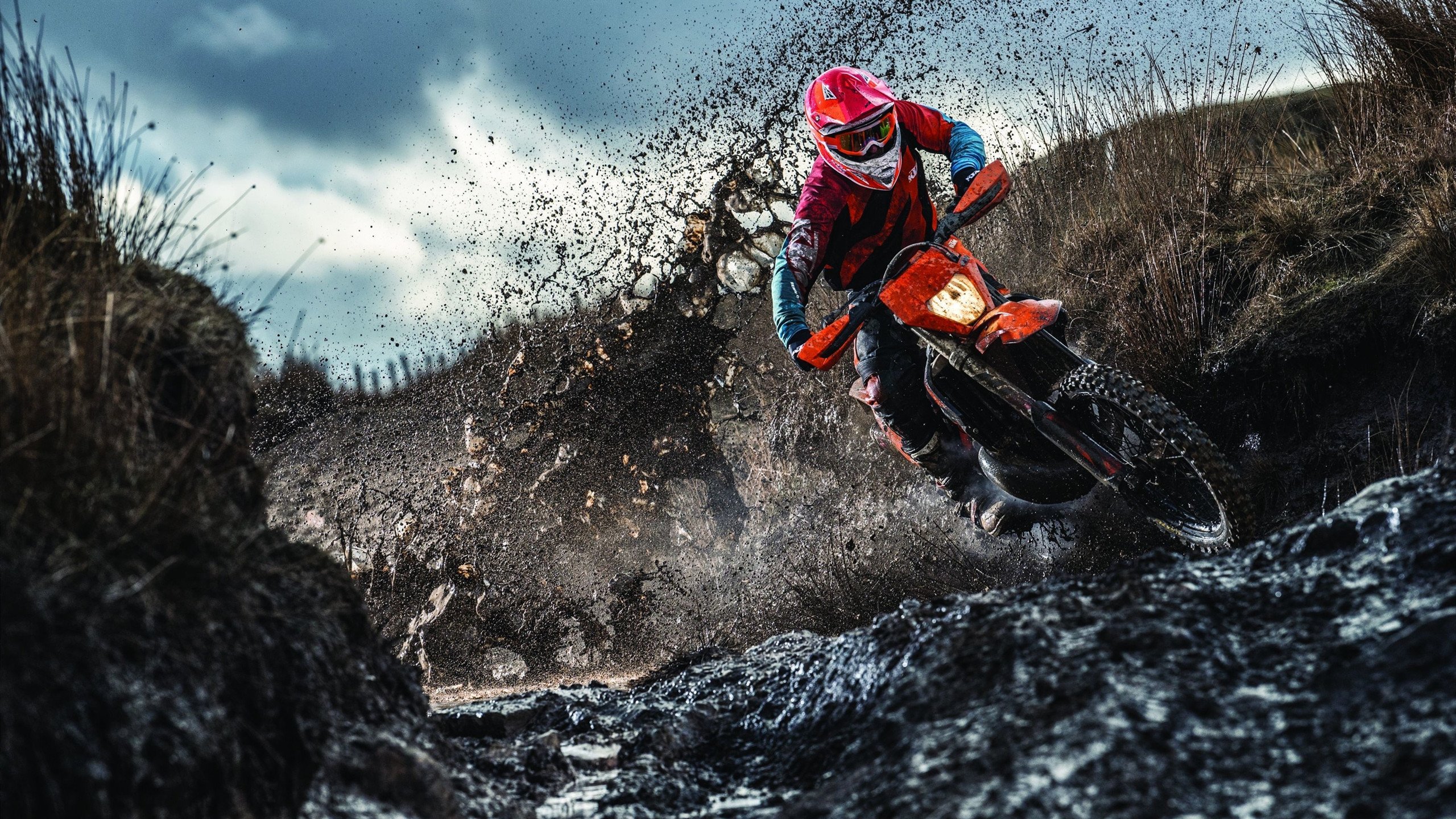 “跑圈铁人”挑战100天百马，惊艳朋友圈，跑100圈视频