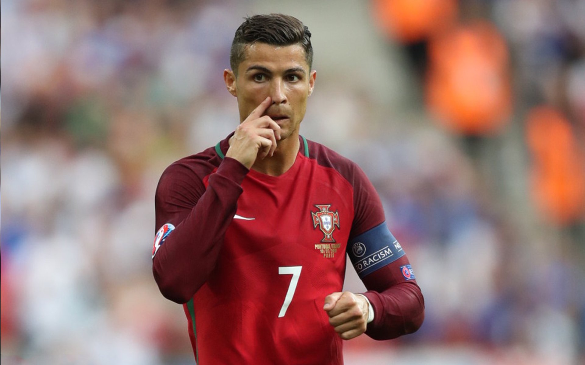 德国女子体操选手在平衡木项目中获得铜牌，德国女子体操运动员